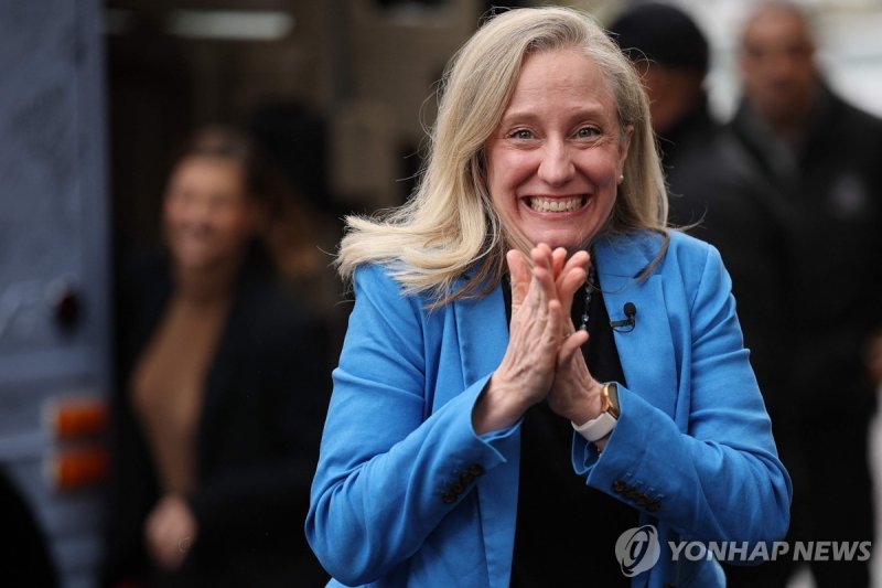 미국 버지니아 주지사에 당선된 에비게일 스팬버거 전 연방 하원의원. 사진=연합뉴스