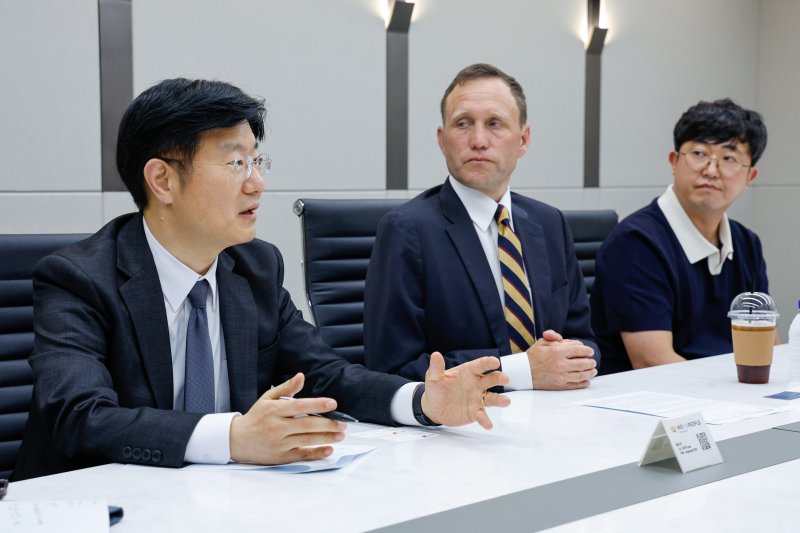 이영기 위더피플 법률사무소 외국변호사(왼쪽부터), 크리스토퍼 렙속(Christopher L. Lebsock) 하우스펠드 로펌 선임파트너 변호사, 이병진 팡스카이 대표이사가 4일 서울 서대문구 위더피플 법률사무소에서 구글·애플 상대 인앱 결제 수수료 소송 관련 뉴스1과 인터뷰를 하고 있다. 2025.9.4/뉴스1 ⓒ News1 안은나 기자