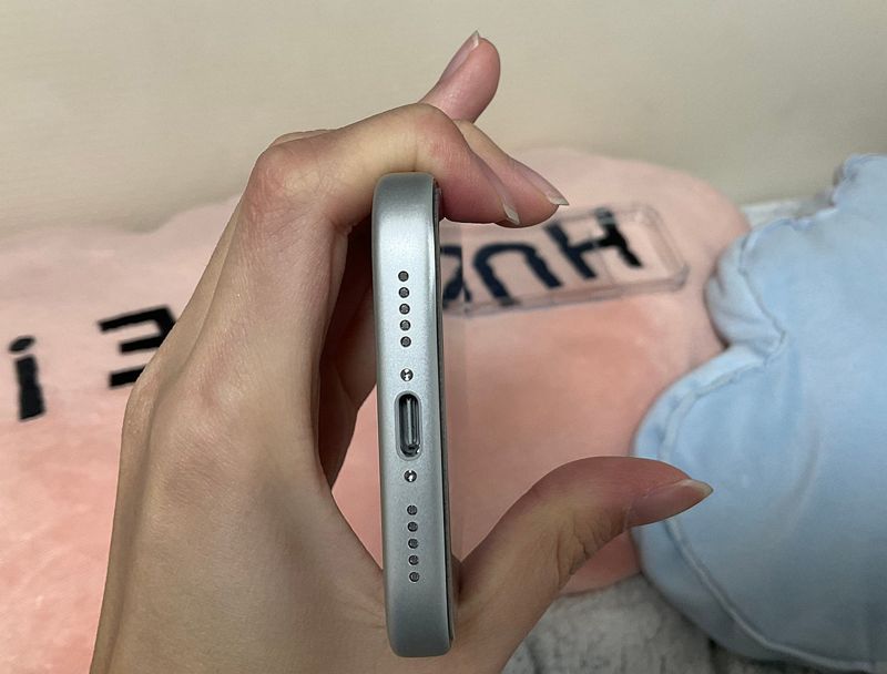 역대급 대박이라더니…아이폰17 셀룰러 불만 이어 "케이스 빼다 휘어져"