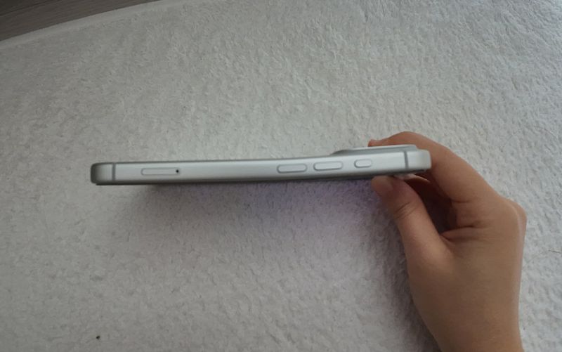 역대급 대박이라더니…아이폰17 셀룰러 불만 이어 "케이스 빼다 휘어져"