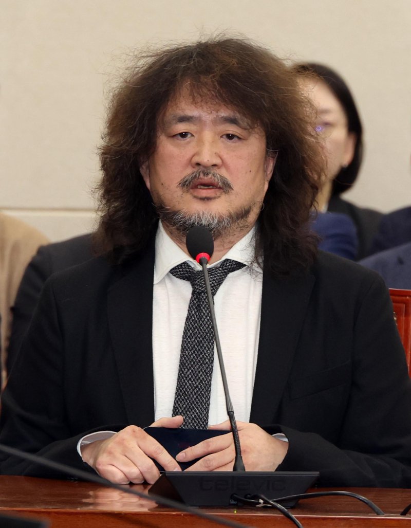 [서울=뉴시스] 조성봉 기자 = 방송인 김어준 씨가 지난해 12월 13일 오후 서울 여의도 국회 과학기술정보방송통신위원회에서 열린 계엄관련 현안질의에서 참고인으로 출석해 증언을 하고 있다. 2024.12.13. suncho21@newsis.com