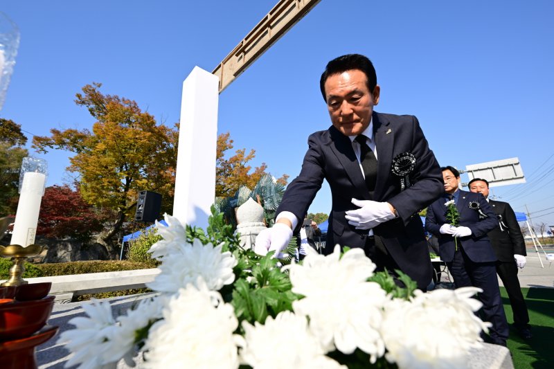 헌화식하는 백성현 논산시장 (논산시 제공.재판매 및 DB금지)/뉴스1