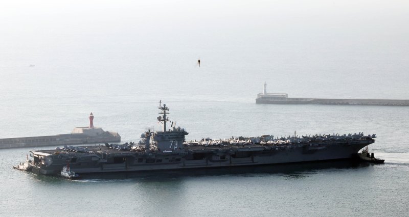 [부산=뉴시스] 하경민 기자 = 미국 해군 7함대 소속 핵추진 항공모함 '조지 워싱턴함(CVN-73)'이 5일 오전 부산 남구 해군작전사령부 부산작전기지에 입항하고 있다. 니미츠급(10만t급)인 이 핵항모는 길이 333m, 폭 76.8m, 비행갑판 면적은 축구장 3배 규모이며, 승조원은 6000여 명이다. 특히 최신예 스텔스 전투기 F-35C와 슈퍼호넷 전투기(F/A-18), 호크아이 조기경보기(E-2C), 해상작전헬기 등 항공기 80여 대를 탑재히고 있어 '떠다니는 군사기지'로 불린다. 2025.11.05. yulnetphoto@