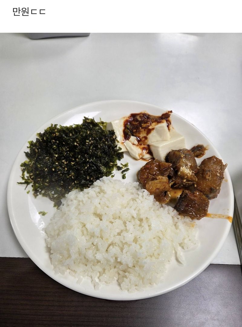 경주 아시아태평양경제협력체(APEC) 정상회의 기간 현장 경찰관들에게 부실하게 제공된 식사라며 익명 커뮤니티에 올라온 사진. /사진=블라인드 캡처