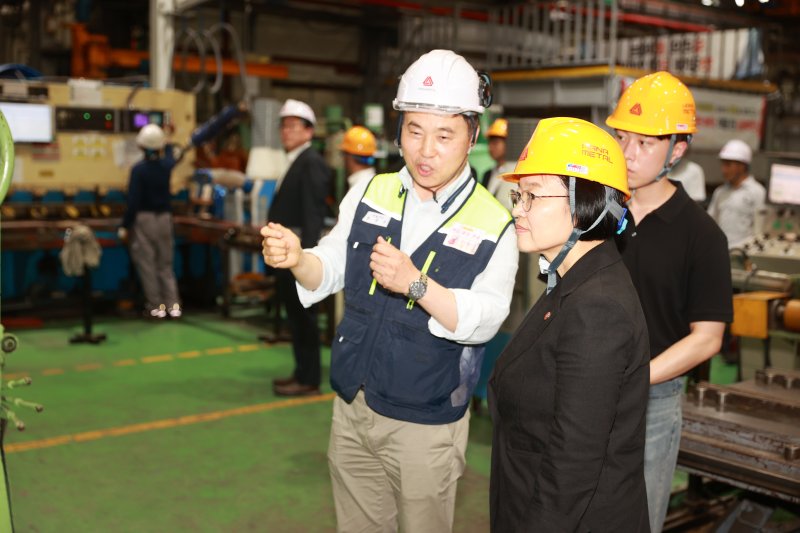 한성숙 중소벤처기업부 장관이 인천 하나금속을 방문해 생산 현장을 둘러보고 있다. (자료사진) (중기부 제공)