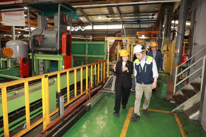 한성숙 중소벤처기업부 장관이 29일 인천 하나금속을 방문해 생산 현장을 둘러보고 있다. (중기부 제공)