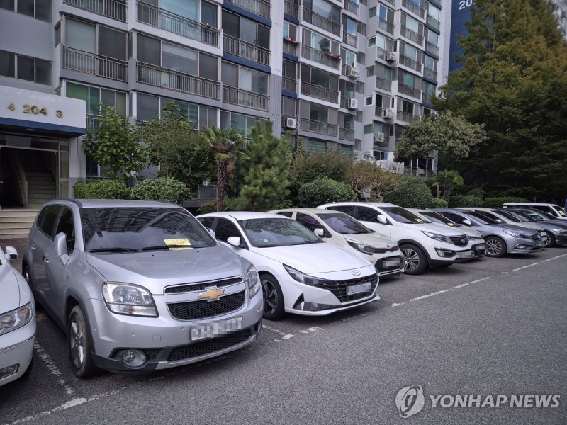 사전 협조도 없이 울산 남구의 모 아파트 주차장을 무단으로 사용했다가 경고 딱지가 붙은 공무원들의 차량들. 차주들은 딱지를 붙인 관리사무소 관계자들에게 "행사하러 온 공무원이다. 왜 스티커를 붙이냐"라며 항의한 것으로 전해졌다. 연합뉴스