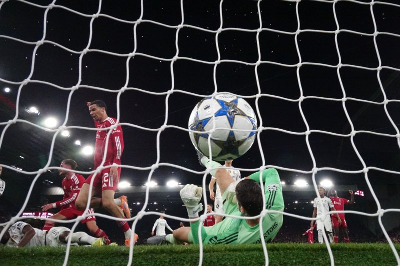 [런던=AP/뉴시스] 리버풀(영국)의 알렉시스 맥알리스터(왼쪽)가 4일(현지 시간) 영국 리버풀의 안필드에서 열린 2025-26 유럽축구연맹(UEFA) 챔피언스리그(UCL) 리그 페이즈 4차전 레알 마드리드(스페인)와 경기 후반 16분 선제 결승 골을 넣고 있다. 리버풀이 1-0으로 승리하고 6위로 도약했다. 2025.11.05.