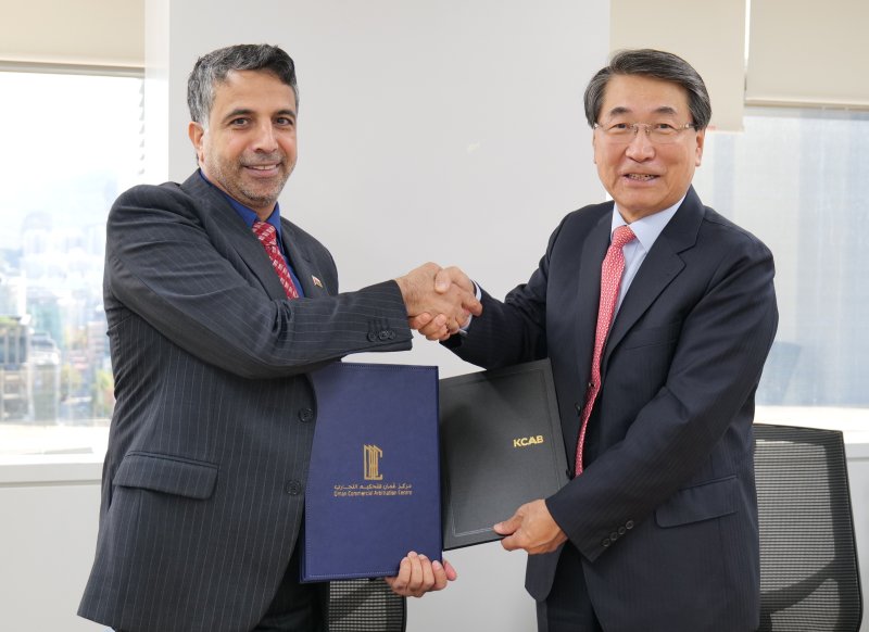 신현윤 대한상사중재원장과 Abdullah Al Mandhari 오만상사중재센터 대표.