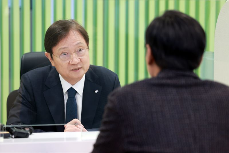 이찬진 금융감독원장이 5일 서울 여의도 금감원 본원 1층 금융민원센터에서 ‘금감원 경영진 민원상담 Day’ 첫 주자로 나서 민원인 현장 상담을 하고 있다. 금감원 제공.