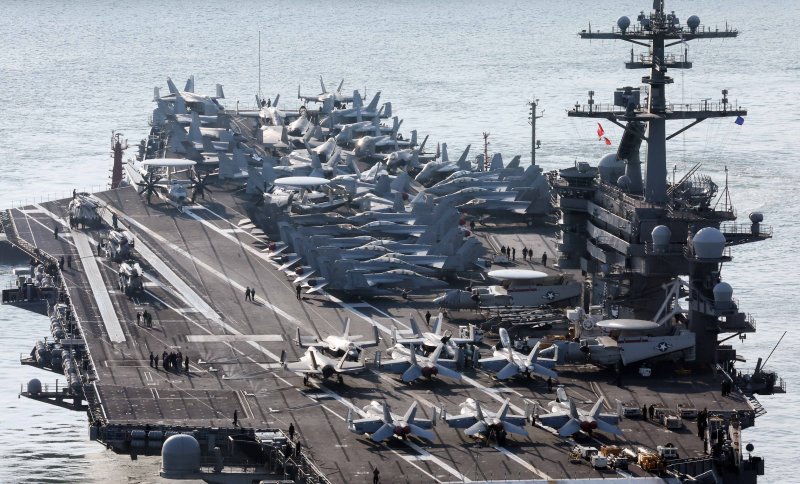 [부산=뉴시스] 하경민 기자 = 미국 해군 7함대 소속 핵추진 항공모함 '조지 워싱턴함(CVN-73)'이 5일 오전 부산 남구 해군작전사령부 부산작전기지에 입항하고 있다. 니미츠급(10만t급)인 이 핵항모는 길이 333m, 폭 76.8m, 비행갑판 면적은 축구장 3배 규모이며, 승조원은 6000여 명이다. 특히 최신예 스텔스 전투기 F-35C와 슈퍼호넷 전투기(F/A-18), 호크아이 조기경보기(E-2C), 해상작전헬기 등 항공기 80여 대를 탑재히고 있어 '떠다니는 군사기지'로 불린다. 2025.11.05. yulnetphoto@