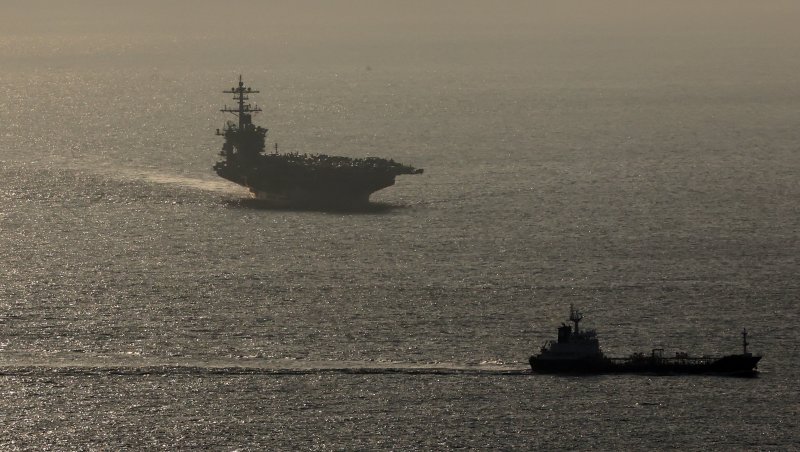 [부산=뉴시스] 하경민 기자 = 미국 해군 7함대 소속 핵추진 항공모함 '조지 워싱턴함(CVN-73)'이 5일 오전 부산 남구 해군작전사령부 부산작전기지에 입항하고 있다. 니미츠급(10만t급)인 이 핵항모는 길이 333m, 폭 76.8m, 비행갑판 면적은 축구장 3배 규모이며, 승조원은 6000여 명이다. 특히 최신예 스텔스 전투기 F-35C와 슈퍼호넷 전투기(F/A-18), 호크아이 조기경보기(E-2C), 해상작전헬기 등 항공기 80여 대를 탑재히고 있어 '떠다니는 군사기지'로 불린다. 2025.11.05. yulnetphoto@