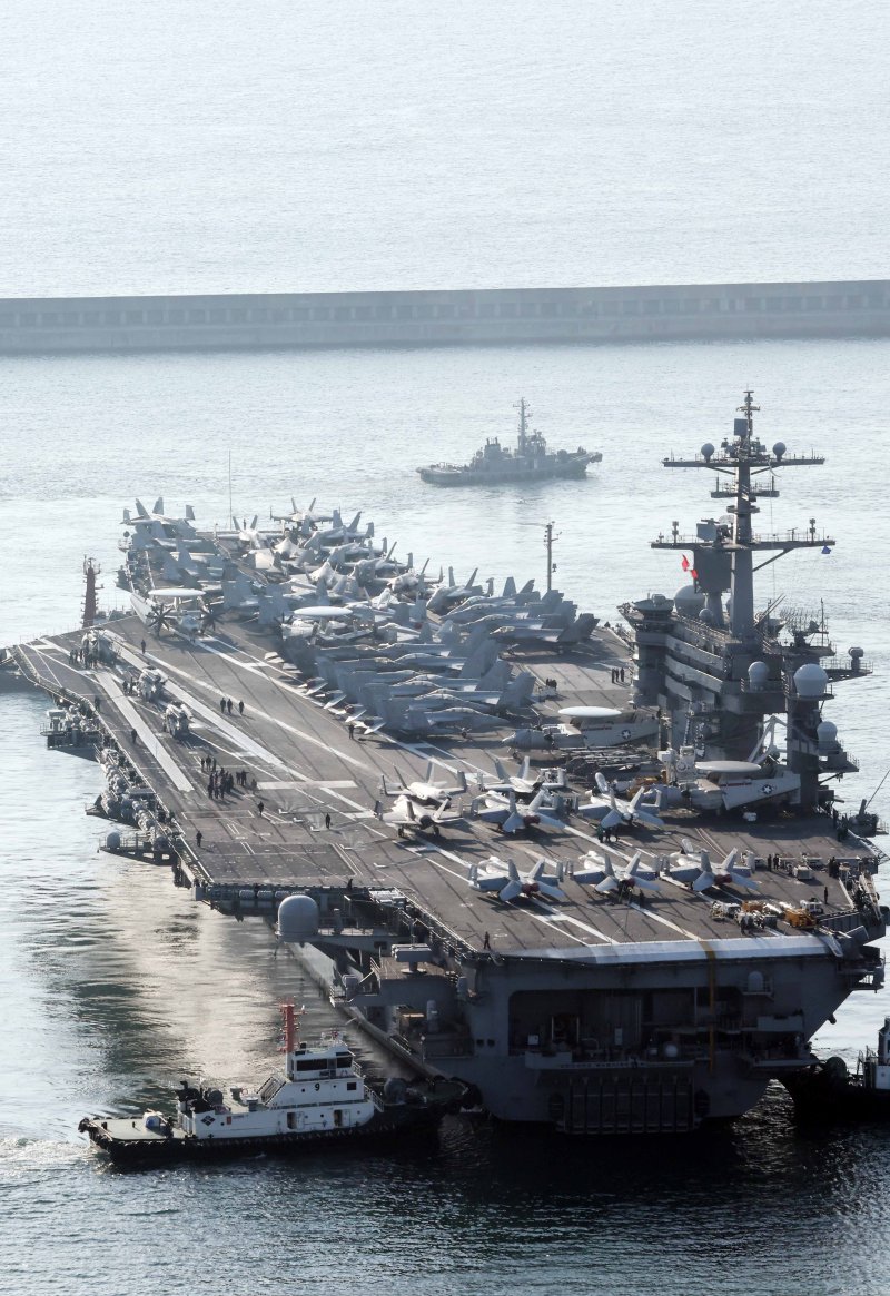 [부산=뉴시스] 하경민 기자 = 미국 해군 7함대 소속 핵추진 항공모함 '조지 워싱턴함(CVN-73)'이 5일 오전 부산 남구 해군작전사령부 부산작전기지에 입항하고 있다. 니미츠급(10만t급)인 이 핵항모는 길이 333m, 폭 76.8m, 비행갑판 면적은 축구장 3배 규모이며, 승조원은 6000여 명이다. 특히 최신예 스텔스 전투기 F-35C와 슈퍼호넷 전투기(F/A-18), 호크아이 조기경보기(E-2C), 해상작전헬기 등 항공기 80여 대를 탑재히고 있어 '떠다니는 군사기지'로 불린다. 2025.11.05. yulnetphoto@