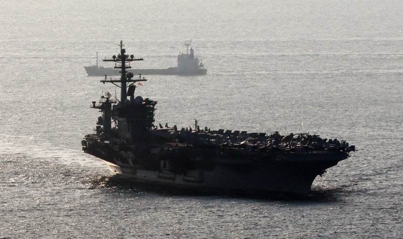 [부산=뉴시스] 하경민 기자 = 미국 해군 7함대 소속 핵추진 항공모함 '조지 워싱턴함(CVN-73)'이 5일 오전 부산 남구 해군작전사령부 부산작전기지에 입항하고 있다. 니미츠급(10만t급)인 이 핵항모는 길이 333m, 폭 76.8m, 비행갑판 면적은 축구장 3배 규모이며, 승조원은 6000여 명이다. 특히 최신예 스텔스 전투기 F-35C와 슈퍼호넷 전투기(F/A-18), 호크아이 조기경보기(E-2C), 해상작전헬기 등 항공기 80여 대를 탑재히고 있어 '떠다니는 군사기지'로 불린다. 2025.11.05. yulnetphoto@