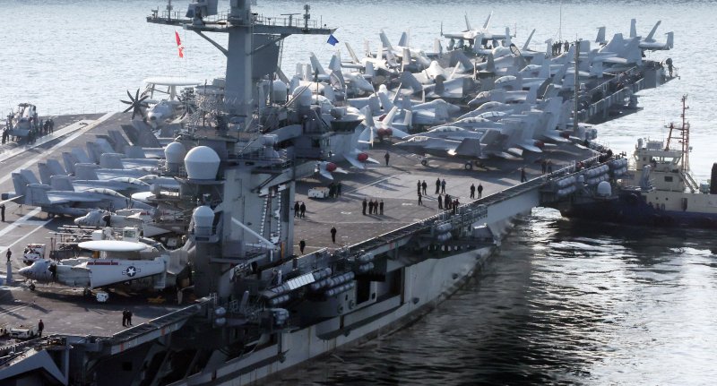 [부산=뉴시스] 하경민 기자 = 미국 해군 7함대 소속 핵추진 항공모함 '조지 워싱턴함(CVN-73)'이 5일 오전 부산 남구 해군작전사령부 부산작전기지에 입항하고 있다. 니미츠급(10만t급)인 이 핵항모는 길이 333m, 폭 76.8m, 비행갑판 면적은 축구장 3배 규모이며, 승조원은 6000여 명이다. 특히 최신예 스텔스 전투기 F-35C와 슈퍼호넷 전투기(F/A-18), 호크아이 조기경보기(E-2C), 해상작전헬기 등 항공기 80여 대를 탑재히고 있어 '떠다니는 군사기지'로 불린다. 2025.11.05. yulnetphoto@