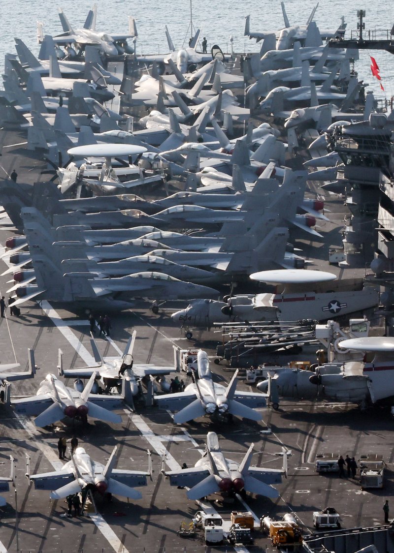 [부산=뉴시스] 하경민 기자 = 미국 해군 7함대 소속 핵추진 항공모함 '조지 워싱턴함(CVN-73)'이 5일 오전 부산 남구 해군작전사령부 부산작전기지에 입항하고 있다. 니미츠급(10만t급)인 이 핵항모는 길이 333m, 폭 76.8m, 비행갑판 면적은 축구장 3배 규모이며, 승조원은 6000여 명이다. 특히 최신예 스텔스 전투기 F-35C와 슈퍼호넷 전투기(F/A-18), 호크아이 조기경보기(E-2C), 해상작전헬기 등 항공기 80여 대를 탑재히고 있어 '떠다니는 군사기지'로 불린다. 2025.11.05. yulnetphoto@