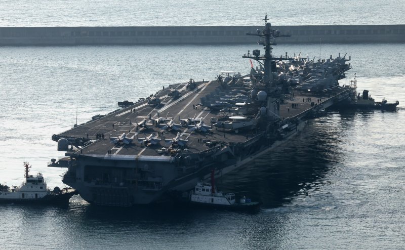 [부산=뉴시스]하경민 기자 = 미국 해군 7함대 소속 핵추진 항공모함 '조지 워싱턴함(CVN-73)'이 5일 오전 부산 남구 해군작전사령부 부산작전기지에 입항하고 있다. 니미츠급(10만t급)인 이 핵항모는 길이 333m, 폭 76.8m, 비행갑판 면적은 축구장 3배 규모이며, 승조원은 6000여 명이다. 특히 최신예 스텔스 전투기 F-35C와 슈퍼호넷 전투기(F/A-18), 호크아이 조기경보기(E-2C), 해상작전헬기 등 항공기 80여 대를 탑재히고 있어 '떠다니는 군사기지'로 불린다. 2025.11.05. yulnetphoto@n