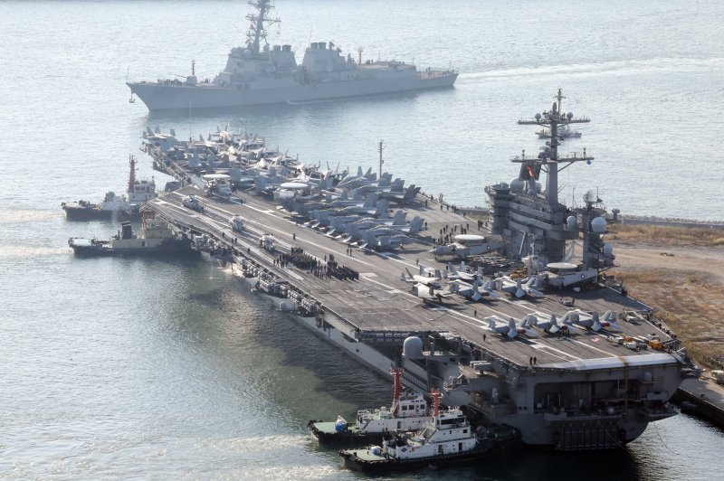 [부산=뉴시스] 하경민 기자 = 미국 해군 7함대 소속 핵추진 항공모함 '조지 워싱턴함(CVN-73)'과 이지스 구축함인 '슈프함(DDG-86)'이 5일 오전 부산 남구 해군작전사령부 부산작전기지에 입항하고 있다. 니미츠급(10만t급)인 이 핵항모는 길이 333m, 폭 76.8m, 비행갑판 면적은 축구장 3배 규모이며, 승조원은 6000여 명이다. 특히 최신예 스텔스 전투기 F-35C와 슈퍼호넷 전투기(F/A-18), 호크아이 조기경보기(E-2C), 해상작전헬기 등 항공기 80여 대를 탑재히고 있어 '떠다니는 군사기지'로 불린다. 