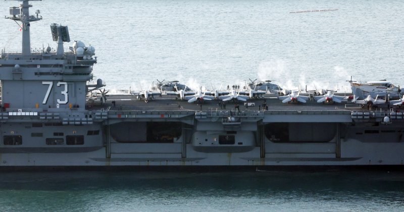 [부산=뉴시스] 하경민 기자 = 미국 해군 7함대 소속 핵추진 항공모함 '조지 워싱턴함(CVN-73)'이 5일 오전 부산 남구 해군작전사령부 부산작전기지에 입항하고 있다. 니미츠급(10만t급)인 이 핵항모는 길이 333m, 폭 76.8m, 비행갑판 면적은 축구장 3배 규모이며, 승조원은 6000여 명이다. 특히 최신예 스텔스 전투기 F-35C와 슈퍼호넷 전투기(F/A-18), 호크아이 조기경보기(E-2C), 해상작전헬기 등 항공기 80여 대를 탑재히고 있어 '떠다니는 군사기지'로 불린다. 2025.11.05. yulnetphoto@