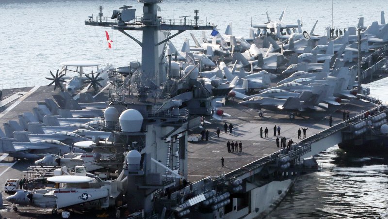 [부산=뉴시스] 하경민 기자 = 미국 해군 7함대 소속 핵추진 항공모함 '조지 워싱턴함(CVN-73)'이 5일 오전 부산 남구 해군작전사령부 부산작전기지에 입항하고 있다. 니미츠급(10만t급)인 이 핵항모는 길이 333m, 폭 76.8m, 비행갑판 면적은 축구장 3배 규모이며, 승조원은 6000여 명이다. 특히 최신예 스텔스 전투기 F-35C와 슈퍼호넷 전투기(F/A-18), 호크아이 조기경보기(E-2C), 해상작전헬기 등 항공기 80여 대를 탑재히고 있어 '떠다니는 군사기지'로 불린다. 2025.11.05. yulnetphoto@