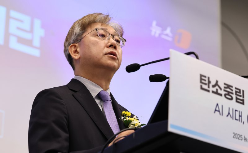 이영섭 뉴스1 대표이사가 5일 오전 서울 용산구 나인트리 프리미어 로카우스 호텔 용산에서 '탄소중립 vs 전력대란 - AI시대, 에너지 대전환'을 주제로 열린 '2025 뉴스1 미래에너지포럼'(NFEF 2025)에서 개회사를 하고 있다. 2025.11.5/뉴스1 ⓒ News1 구윤성 기자