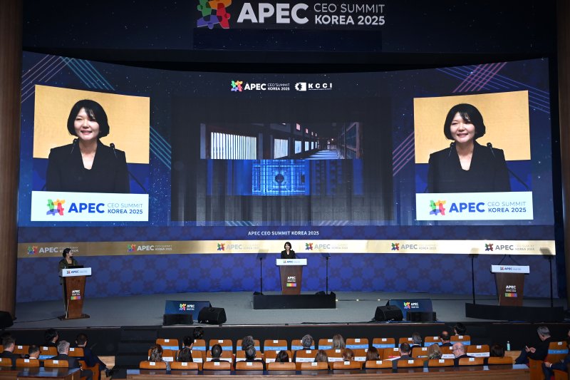 최수연 네이버 대표가 29일 오전 경북 경주예술의전당에서 열린 아시아태평양경제협력체(APEC) 정상회의 최고경영자(CEO) 서밋(Summit)에서 기조연설을 하고 있다. (공동취재) 2025.10.29/뉴스1 ⓒ News1 김민지 기자