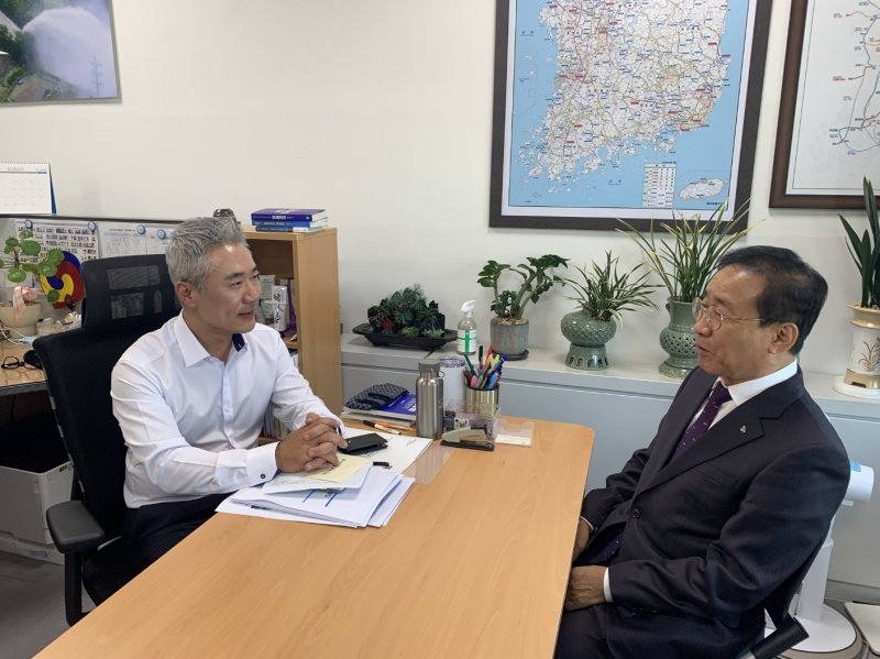 김문근 단양군수가 이재우 기재부 총사업비과장과 국비 관련 등을 요청했다.(단양군 제공, 재판매 및 DB금지)/뉴스1