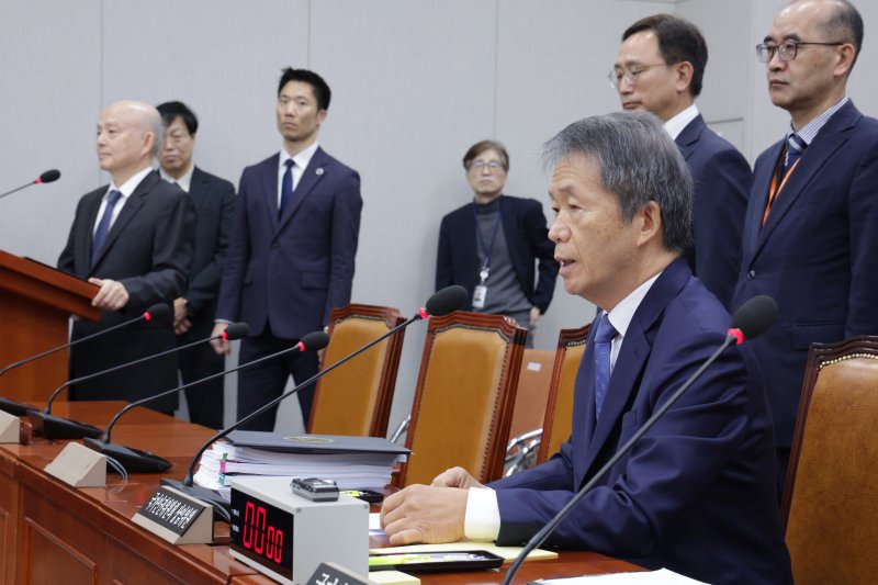 김용원 국가인권위원회 상임위원이 5일 서울 여의도 국회 운영위원회에서 열린 국가인권위원회에 대한 국정감사에서 증인 선서를 거부하고 있다. 2025.11.5/뉴스1 ⓒ News1 신웅수 기자