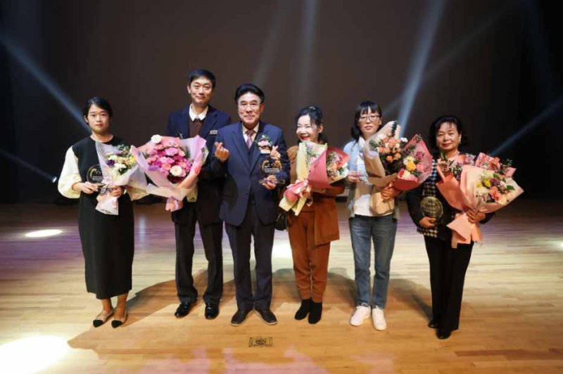 제1회 장기요양인의 날 기념행사 계룡시장 표창 수여자들 (계룡시 제공.재판매 및 DB금지)/뉴스1(계룡시 제공.재판매 및 DB금지)/뉴스1