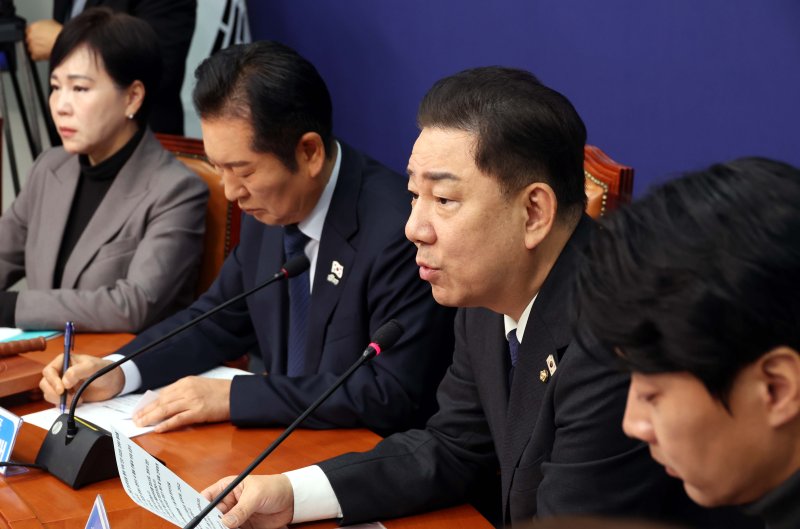 [서울=뉴시스] 조성봉 기자 = 김병기 더불어민주당 원내대표가 5일 오전 서울 여의도 국회에서 열린 최고위원회의에서 발언을 하고 있다. 2025.11.05. suncho21@newsis.com