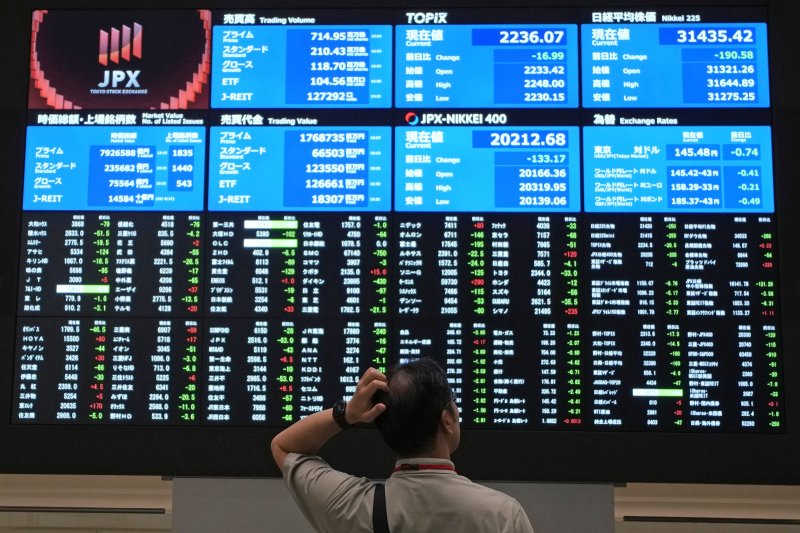 [도쿄=AP/뉴시스]일본 도쿄증권거래소에서 한 방문객이 종목시세 전광판을 보고 있는 모습. 2025.11.05. /사진=뉴시스
