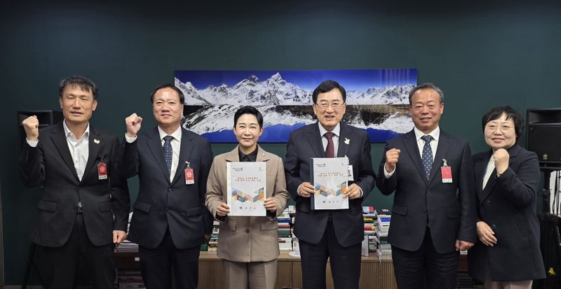 주낙영 경주시장(오른쪽 세번째)이 지난 4일 국회를 방문해 예결위원회 한병도 위원장을 비롯한 7명의 의원들을 차례로 만나 내년도 국비 지원을 요청하고 있다. 경주시 제공