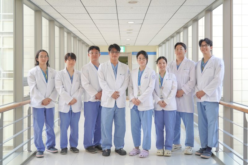 [양산=뉴시스] 양산부산대병원 관상동맥우회술 전담팀이 단체 사진을 촬영하고 있다. (사진=양산부산대병원 제공) 2025.11.05. photo@newsis.com *재판매 및 DB 금지