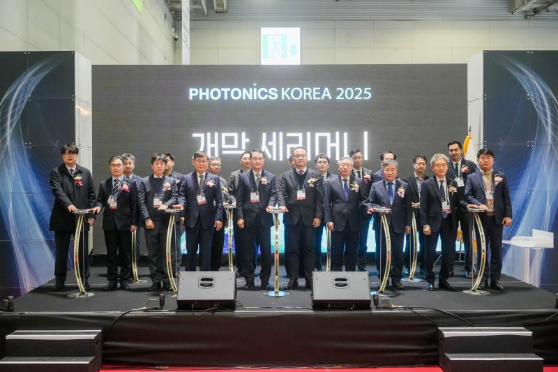 [광주=뉴시스]제23회 국제광융합산업전시회(PHOTONICS KOREA 2025) 개막식