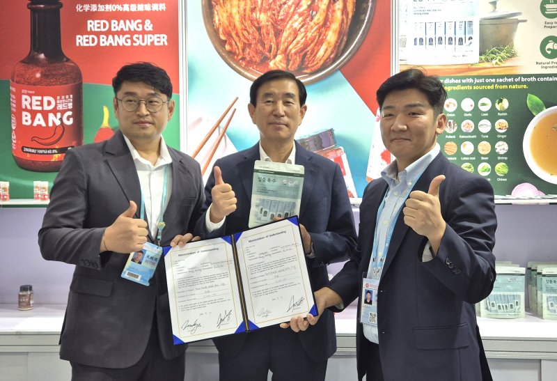 캔톤페어 참가 기업 격려하는 조길형(가운데) 충주시장 *재판매 및 DB 금지