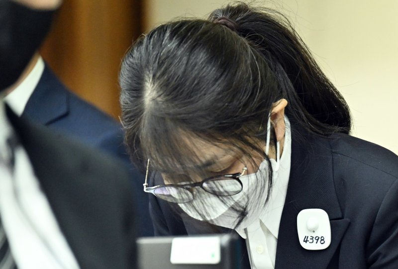 김건희 여사가 24일 서울 서초동 서울중앙지법에서 열린 김 여사의 특정범죄가중처벌법상 알선수재 및 자본시장법·정치자금법 위반 등 사건 첫 재판에 출석해 인사하고 있다. 2025.9.24/뉴스1 ⓒ News1 사진공동취재단