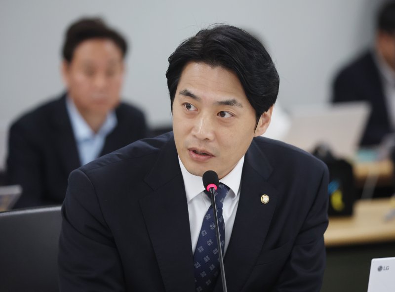 한준호 더불어민주당 의원이 20일 경기 수원시 영통구 경기도청에서 열린 국회 국토교통위원회의 경기도에 대한 국정감사에서 질의를 하고 있다. 2025.10.20/뉴스1 ⓒ News1 김영운 기자