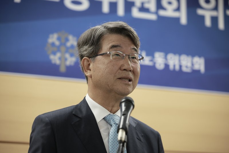 [서울=뉴시스] 정병혁 기자 = 김지형 신임 경제사회노동위원회 위원장이 5일 서울 종로구 경사노위에서 열린 취임식에서 취임사를 하고 있다. 2025.11.05. jhope@newsis.com
