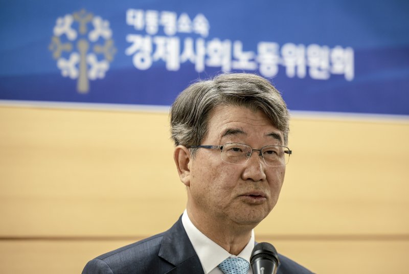 김지형 신임 경제사회노동위원회 위원장이 5일 서울 종로구 경사노위에서 열린 취임식에서 취임사를 하고 있다. 뉴시스