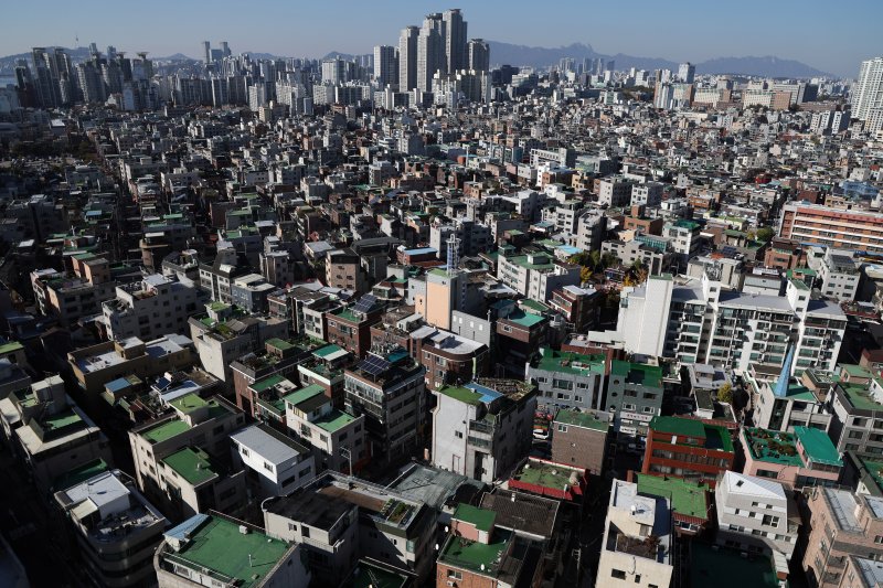 정부의 10·15 부동산 대책 이후 서울 빌라(연립·다세대주택) 거래량이 70% 이상 급감한 것으로 나타났다. 3일 국토교통부 실거래가 통계에 따르면, 대책 발표 직후인 지난 10월 16일부터 31일까지 서울의 빌라 매매 건수는 451건으로 집계됐다. 이는 10월 1~15일 거래량(1654건)보다 72.7% 감소한 수치다. 사진은 이날 서울시내 주택가 모습. 2025.11.3/뉴스1 ⓒ News1 황기선 기자