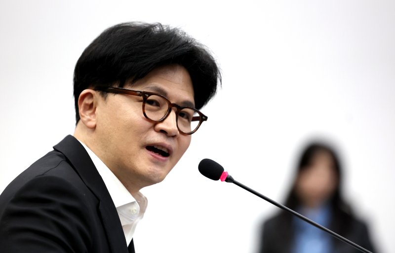 [경주=뉴시스] 이무열 기자 = 한동훈 제21대 대통령 선거 국민의힘 경선 후보가 21일 경북 경주시 경주화백컨벤션센터(하이코·HICO)에서 열린 2025 아시아태평양경제협력체(APEC) 정상회의 준비상황에서 발언하고 있다. 2025.04.21. lmy@newsis.com