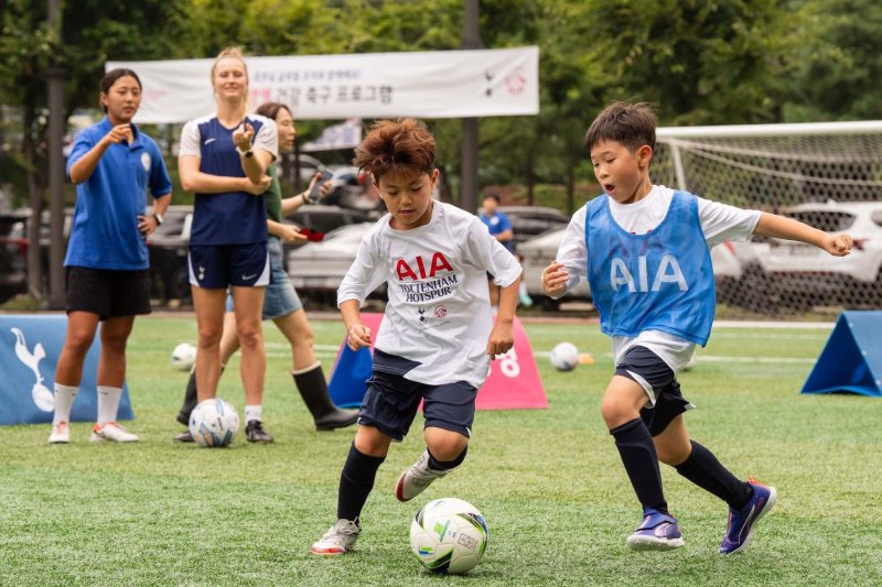 AIA그룹은 영국프리미어리그(EPL) 축구팀 ‘토트넘 홋스퍼’와 2027년 7월부터 2032년 6월까지 토트넘의 글로벌 트레이닝 파트너로 협력을 이어가는 파트너십 계약을 체결했다. 사진은 지난 9월 AIA생명이 토트넘의 글로벌 풋볼 디벨롭먼트 코치진과 함께 진행한 '어린이 건강축구 프로그램' 현장/사진제공=AIA생명