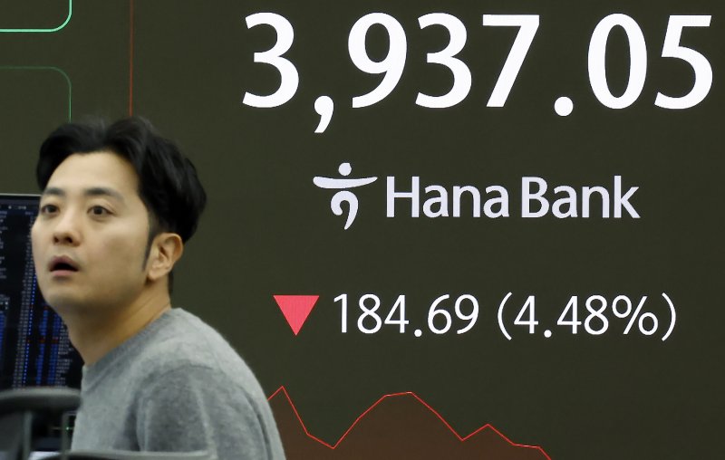 5일 오전 서울 중구 하나은행 딜링룸에 코스피 시황이 표시되고 있다. 이날 코스피는 66.27p 하락하며 출발해 장중 4000선이 붕괴됐다. 2025.11.5/뉴스1 ⓒ News1 박정호 기자