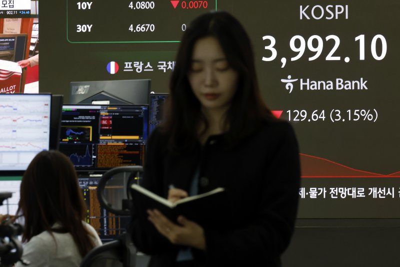 5일 오전 서울 중구 하나은행 딜링룸에 코스피 시황이 표시되고 있다. 이날 코스피는 66.27p 하락하며 출발해 장중 4000선이 붕괴됐다. 2025.11.5/뉴스1 ⓒ News1 박정호 기자