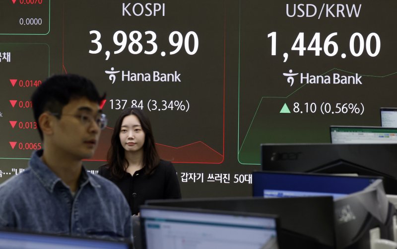 5일 오전 서울 중구 하나은행 딜링룸에 코스피 시황이 표시되고 있다. 이날 코스피는 66.27p 하락하며 출발해 장중 4000선이 붕괴됐다. 2025.11.5/뉴스1 ⓒ News1 박정호 기자