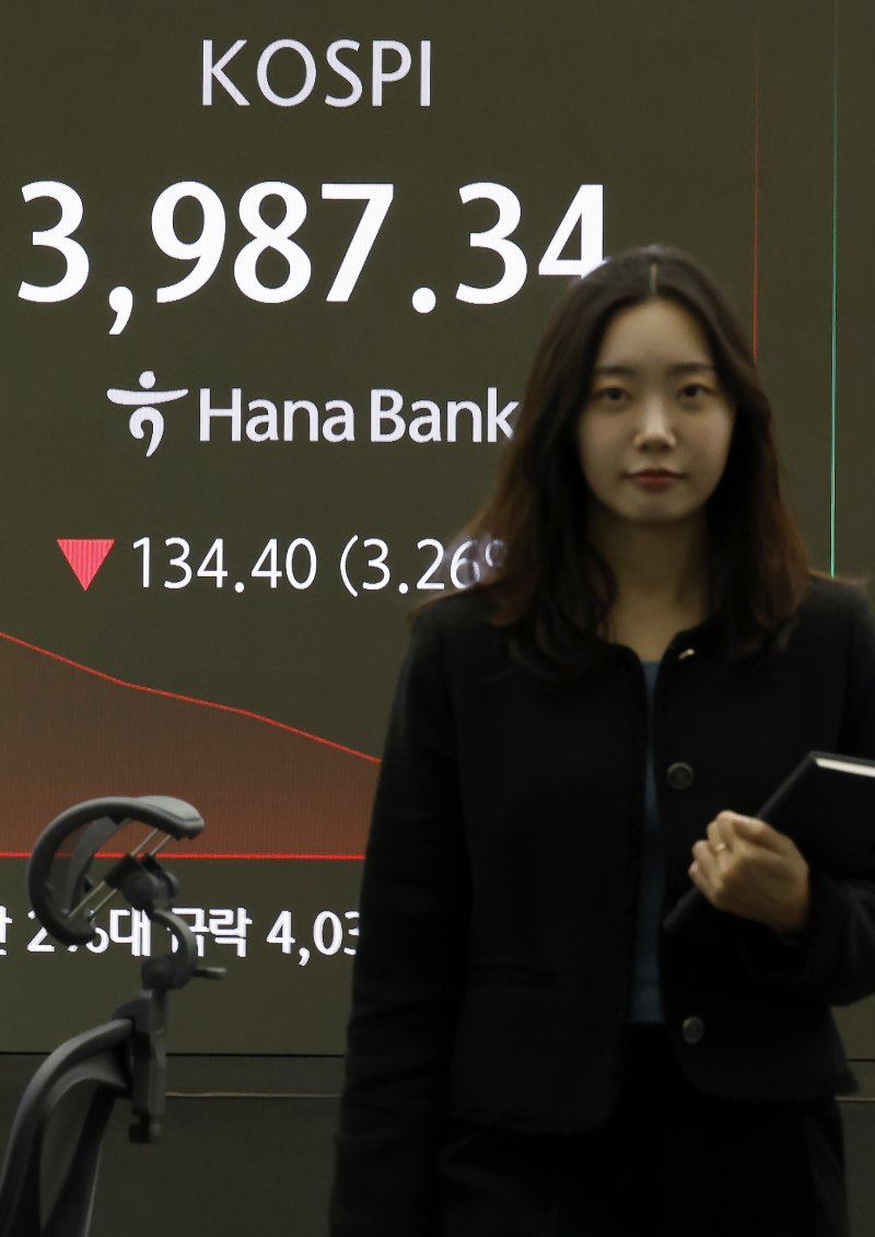 5일 오전 서울 중구 하나은행 딜링룸에 코스피 시황이 표시되고 있다. 이날 코스피는 66.27p 하락하며 출발해 장중 4000선이 붕괴됐다. 2025.11.5/뉴스1 ⓒ News1 박정호 기자