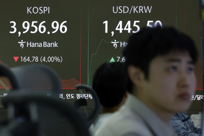 5일 오전 서울 중구 하나은행 딜링룸에 코스피 시황이 표시되고 있다. 이날 코스피는 66.27p 하락하며 출발해 장중 4000선이 붕괴됐다. 2025.11.5/뉴스1 ⓒ News1 박정호 기자