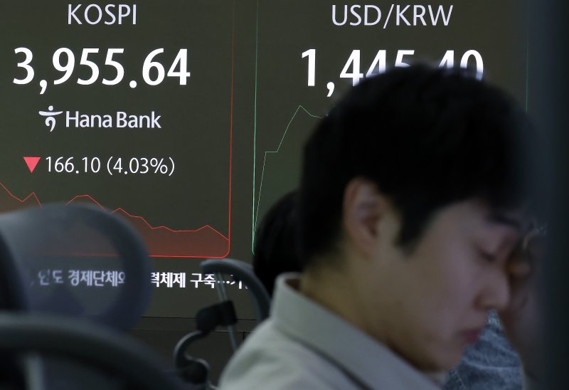 5일 오전 서울 중구 하나은행 딜링룸에 코스피 시황이 표시되고 있다. 이날 코스피는 66.27p 하락하며 출발해 장중 4000선이 붕괴됐다. 2025.11.5/뉴스1 ⓒ News1 박정호 기자