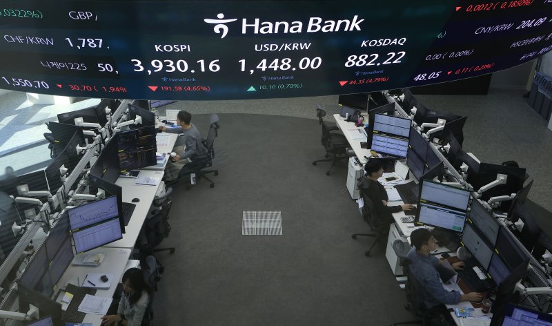 5일 오전 서울 중구 하나은행 딜링룸에 코스피 시황이 표시되고 있다. 이날 코스피는 66.27p 하락하며 출발해 장중 4000선이 붕괴됐다. 2025.11.5/뉴스1 ⓒ News1 박정호 기자