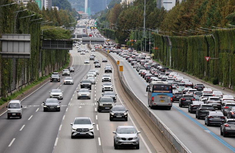 [서울=뉴시스] 배훈식 기자 = 9일 오후 경부고속도로 잠원IC 상행선. 2025.10.09. dahora83@newsis.com